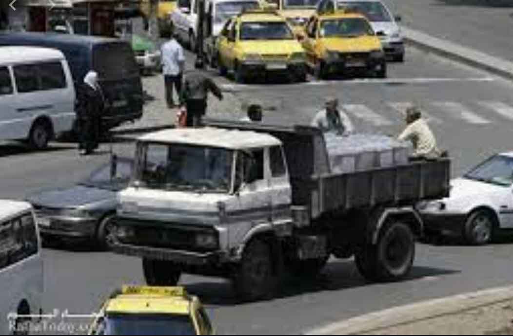 نقل صناديق الاقتراع لانتخابات البرلمان في سوريا بواسطة سيارة قمامة - 2012