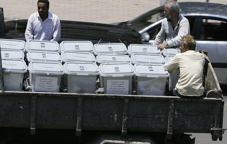 نقل صناديق الاقتراع لانتخابات البرلمان في سوريا بواسطة سيارة قمامة - 2012