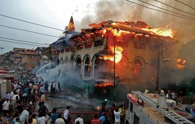 احتراق مزار صوفي في مدينة سريناغار في الهند - 2012