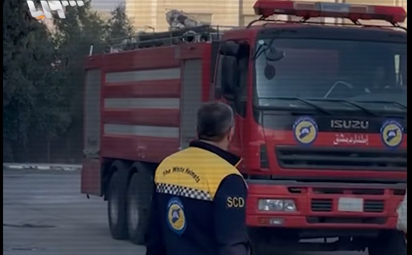 لقطة شاشة من تقرير لقناة سوريا تظهر وجود شعار "الخوذ البيضاء" على آلية فوج دمشق