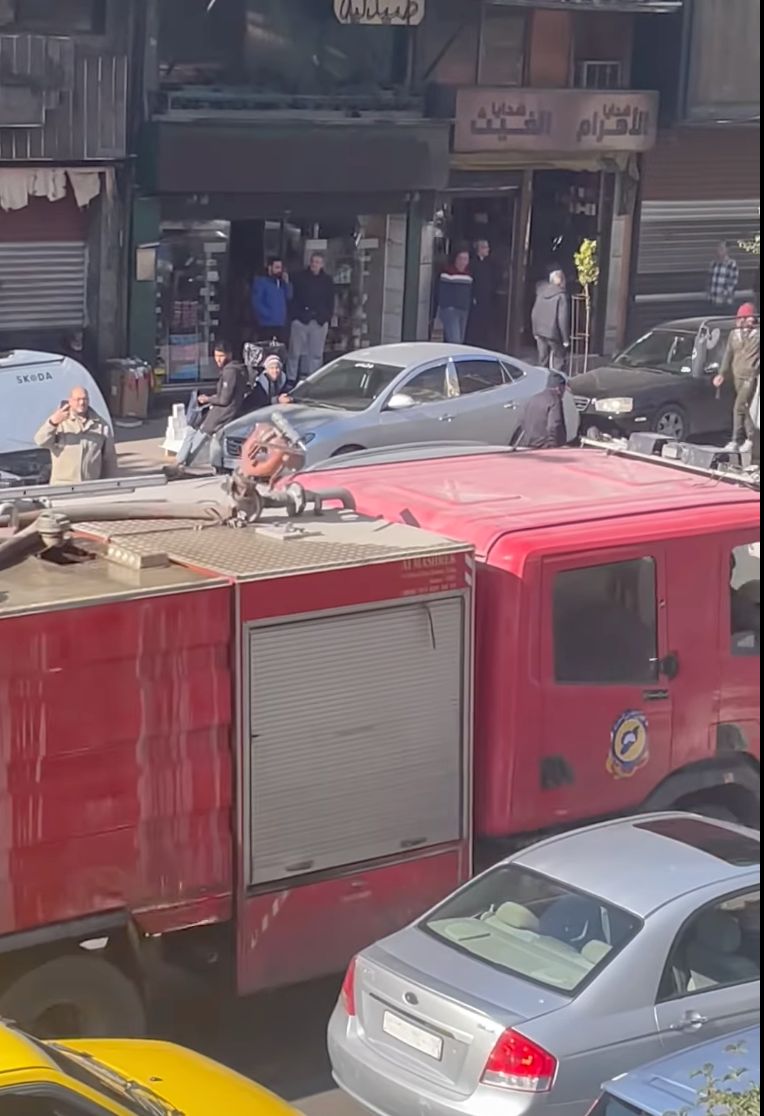 شعار "الخوذ البيضاء" على إحدى السيارات المشاركة بالاضراب